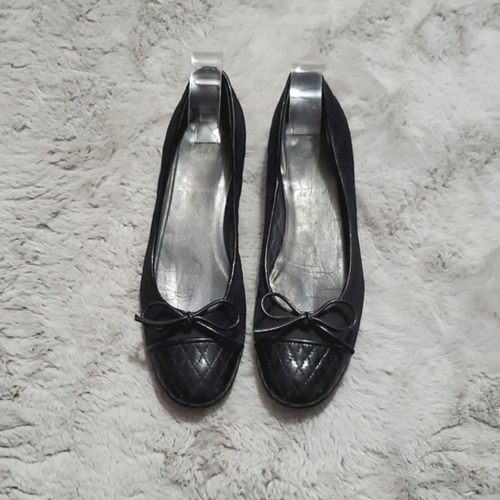 Stuart Weitzman black flat shoes for narrow feet